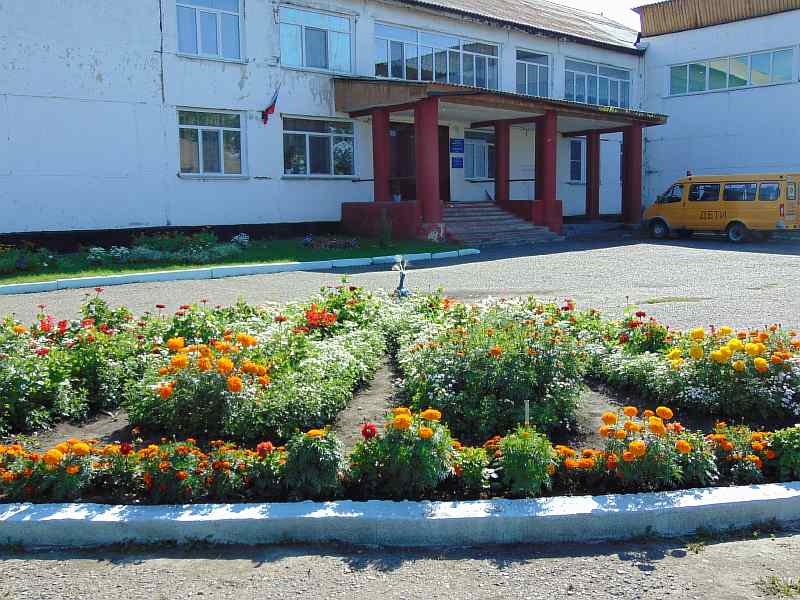 Школа и клумба